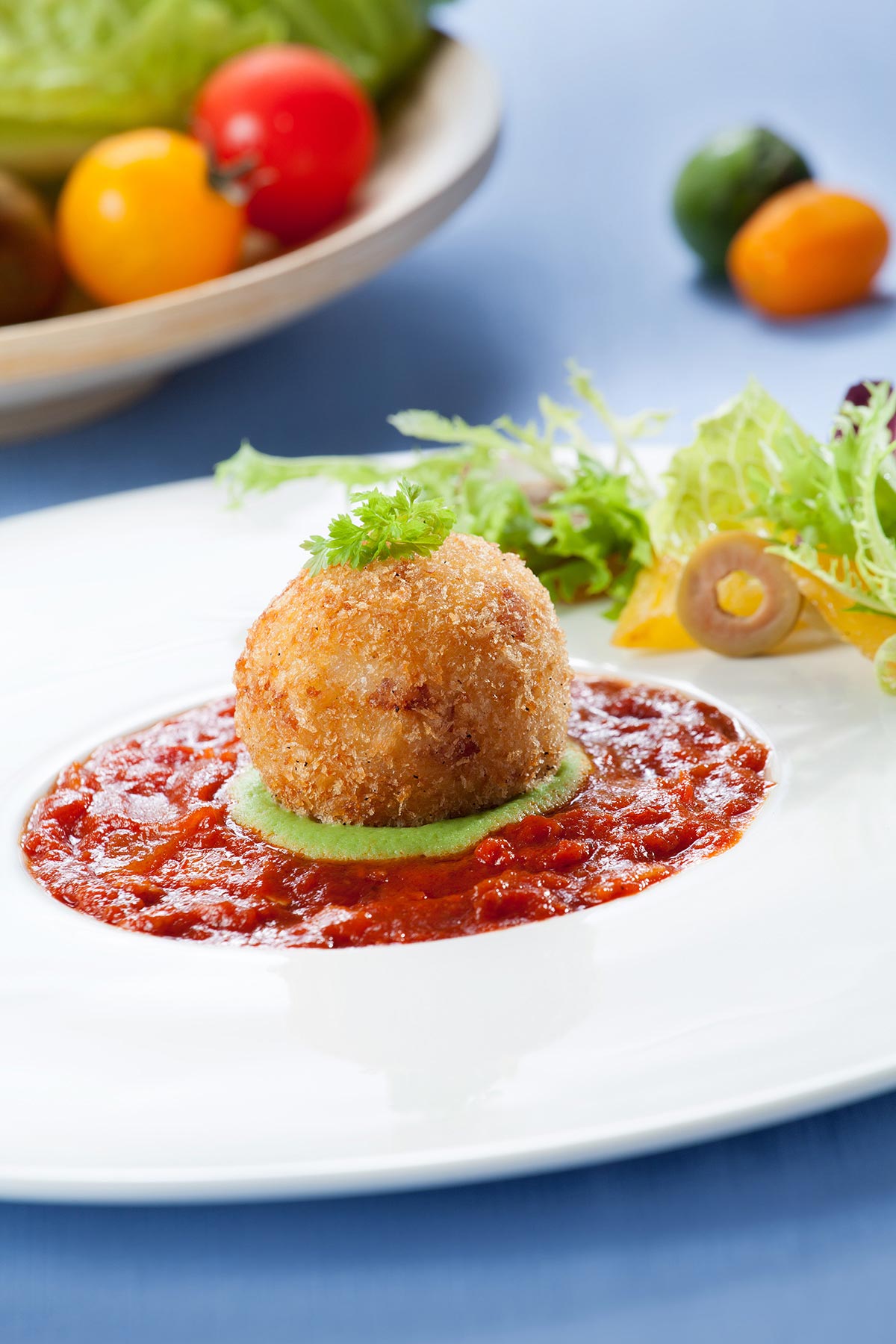 夏威夷奶酪炸饭球佐西红柿辣酱